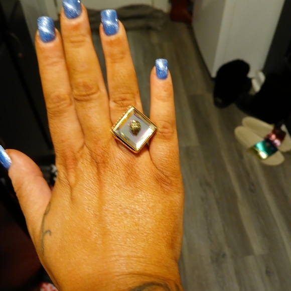 Kurt Geiger NWT/NIB STUNNING Iradscent Ring - Picture 6 of 7